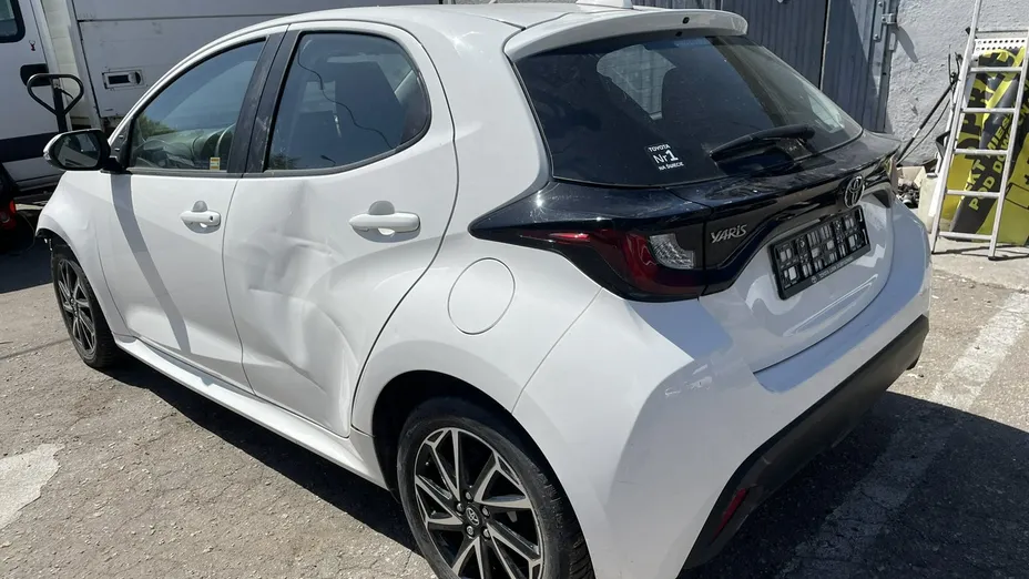 TOYOTA Yaris -