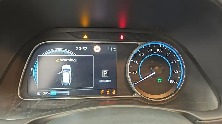 NISSAN Leaf -