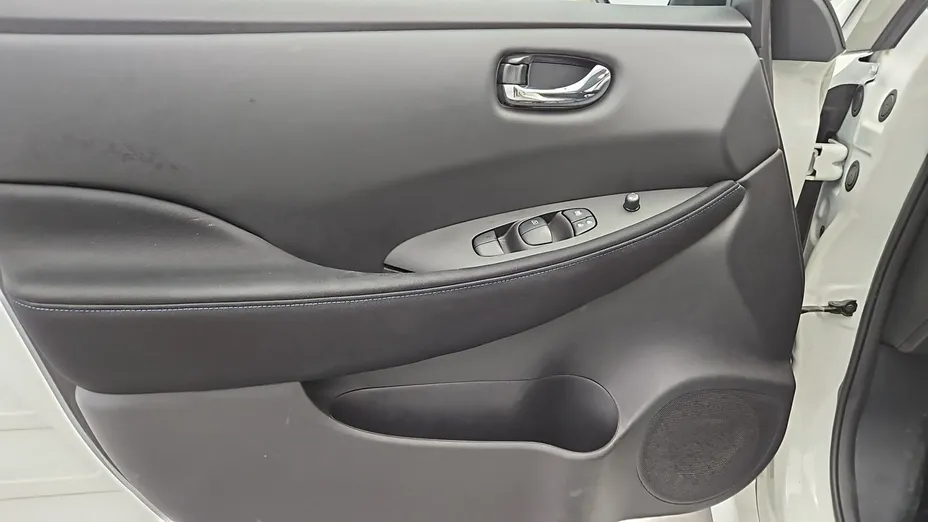 NISSAN Leaf -