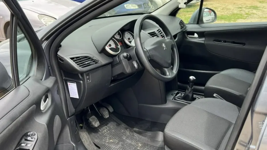 PEUGEOT 207 -