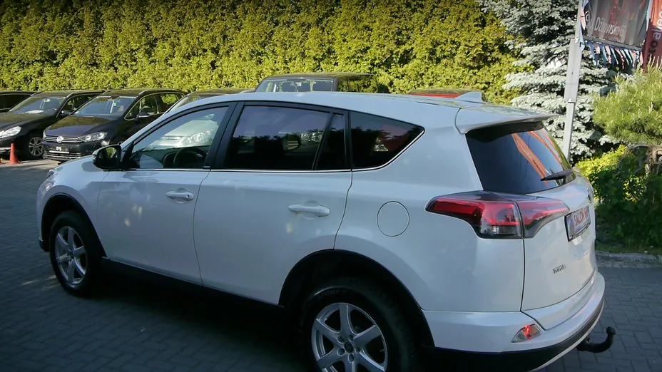 TOYOTA RAV4 -