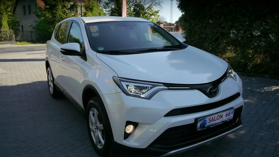 TOYOTA RAV4 -