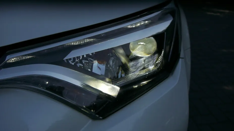 TOYOTA RAV4 -