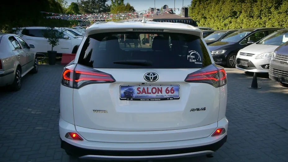 TOYOTA RAV4 -