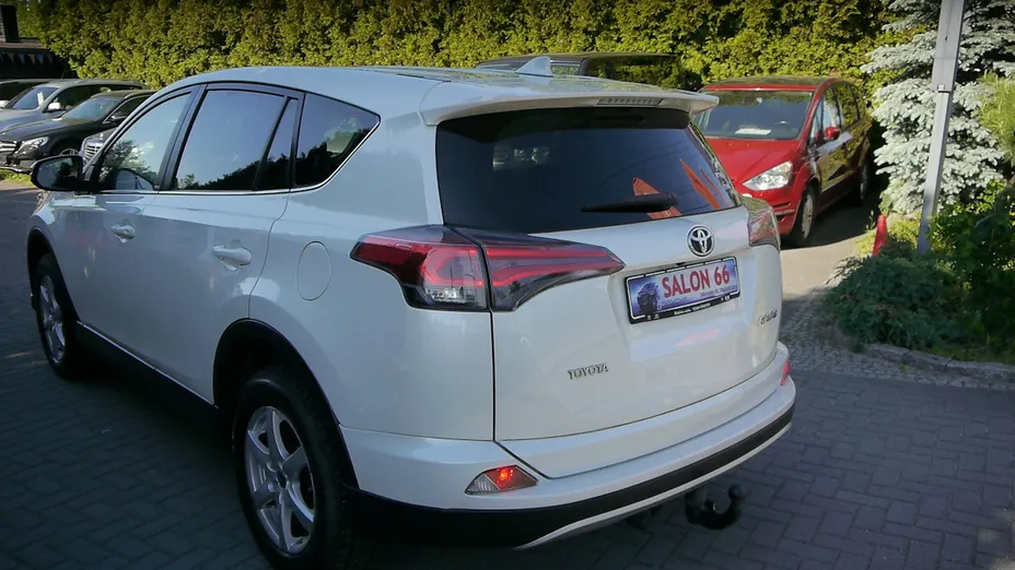 TOYOTA RAV4 -