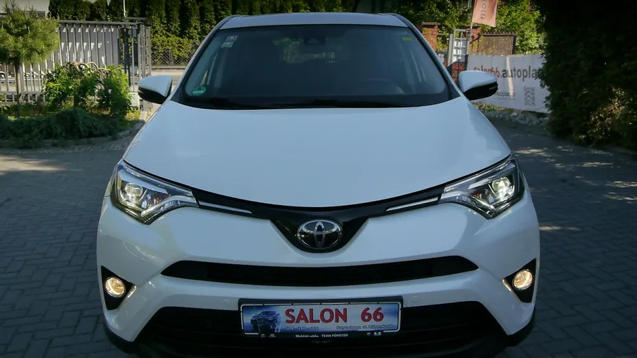 TOYOTA RAV4 -