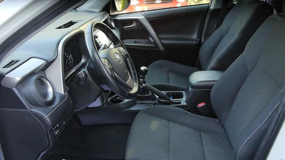 TOYOTA RAV4 -