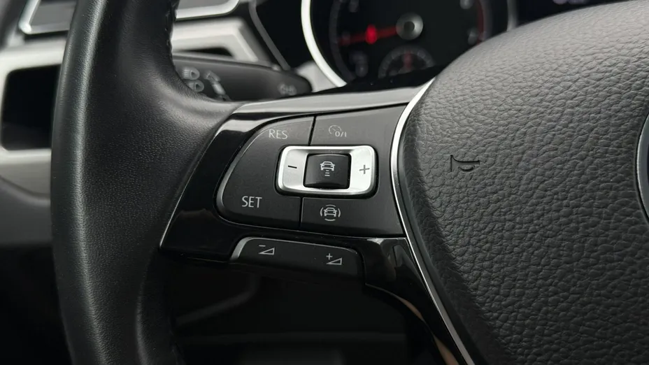 VOLKSWAGEN Touran -