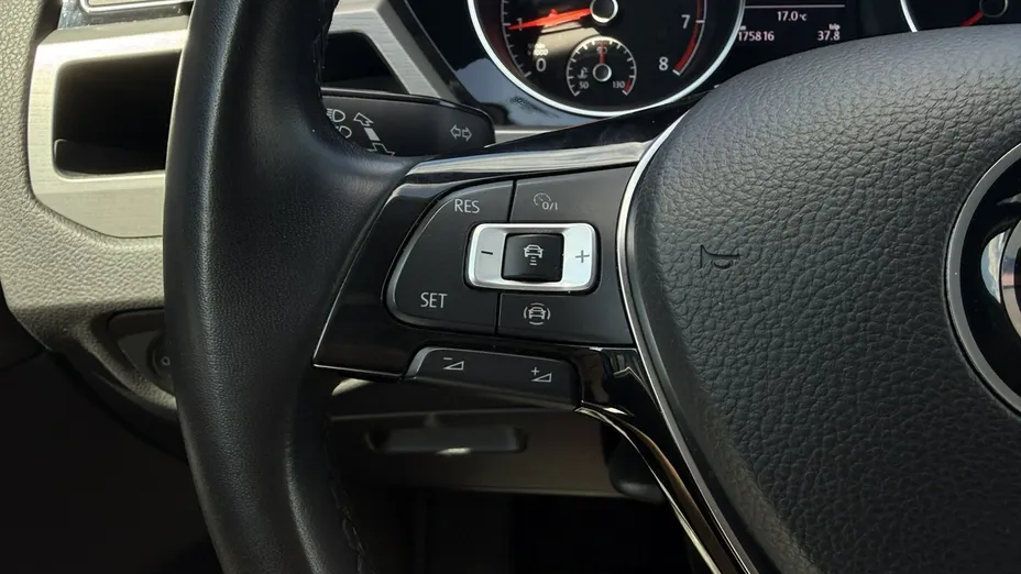 VOLKSWAGEN Touran -
