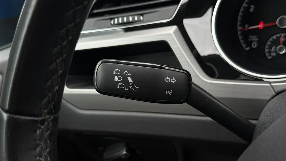 VOLKSWAGEN Touran -