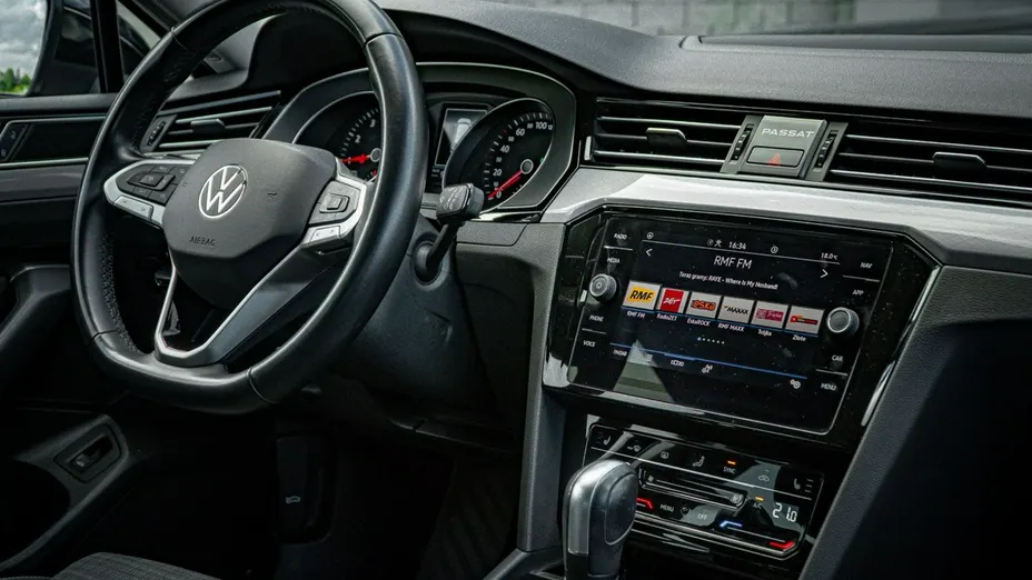 VOLKSWAGEN Passat -