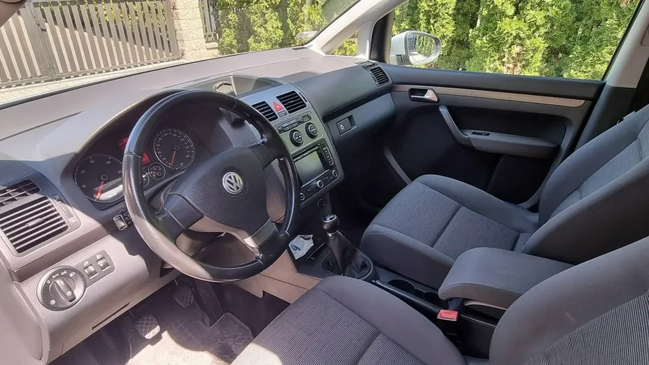 VOLKSWAGEN Touran -