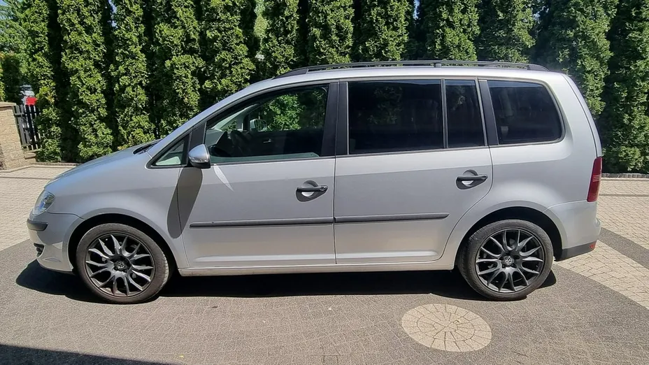 VOLKSWAGEN Touran -