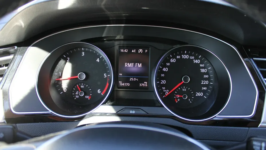 VOLKSWAGEN Passat -