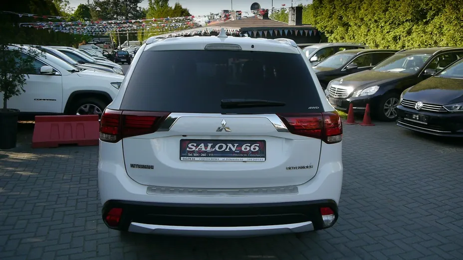 MITSUBISHI Outlander -