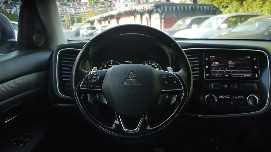 MITSUBISHI Outlander -