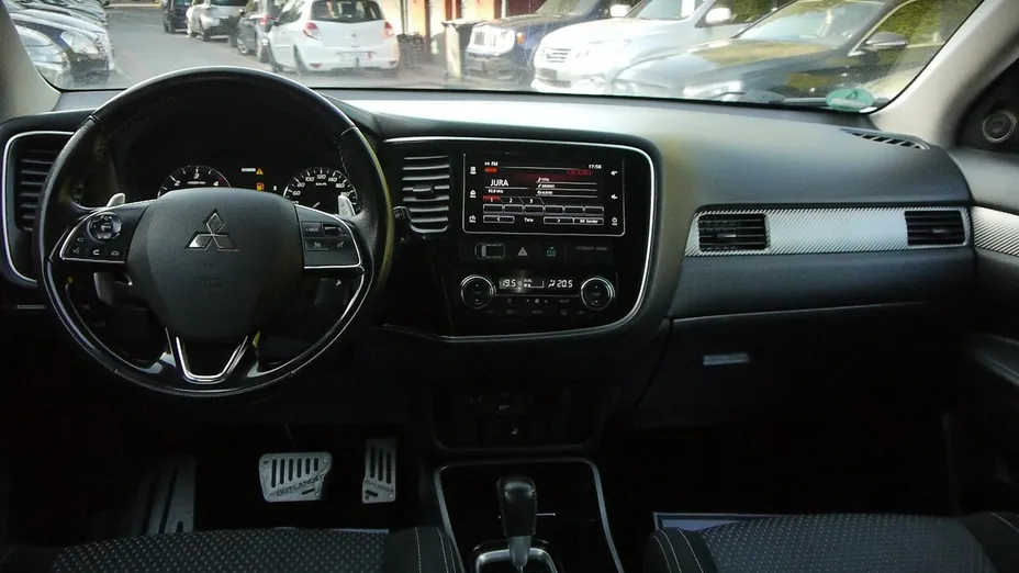 MITSUBISHI Outlander -