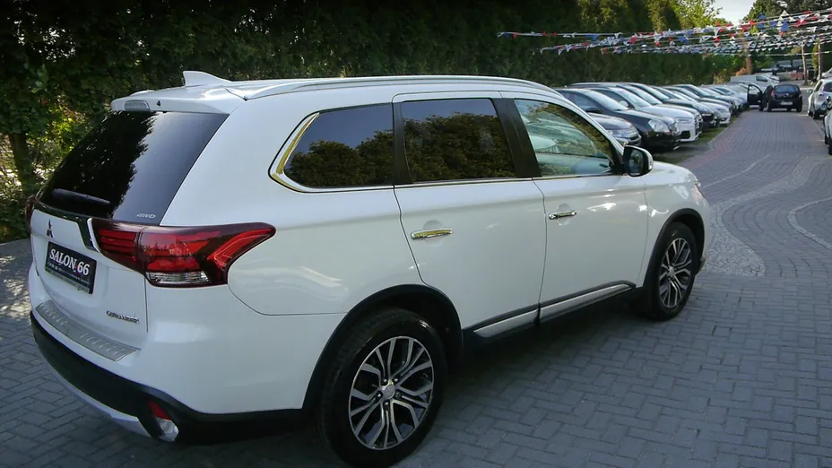 MITSUBISHI Outlander -
