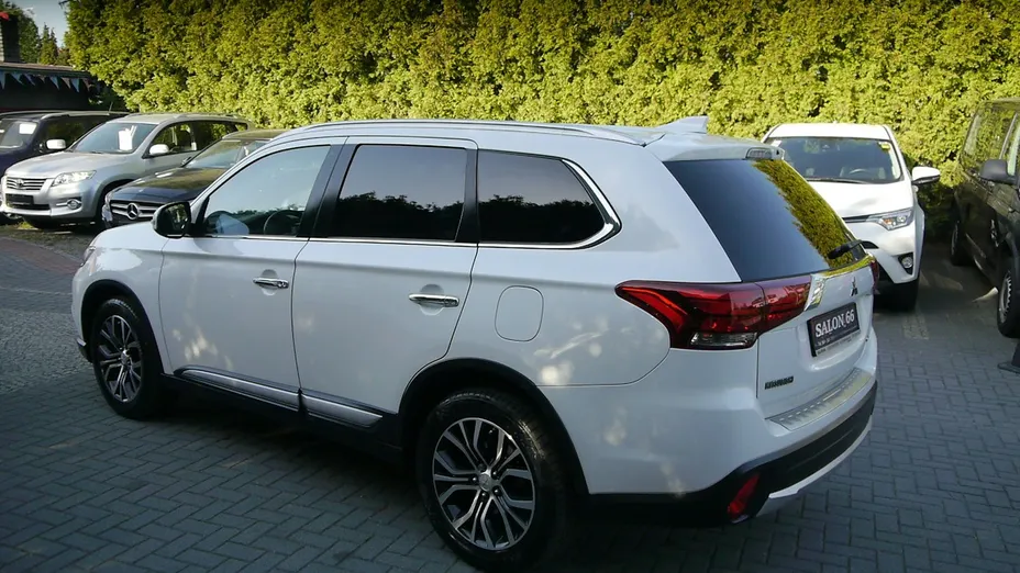 MITSUBISHI Outlander -