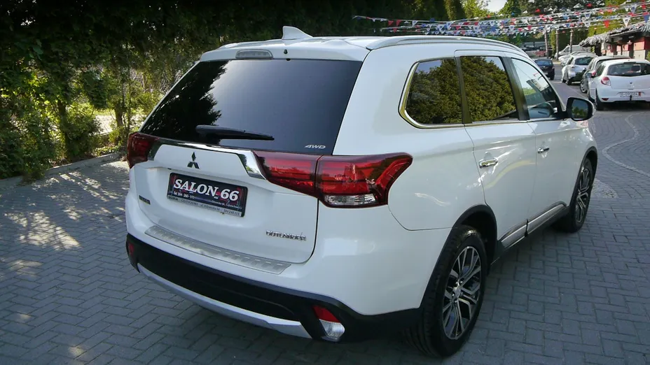 MITSUBISHI Outlander -