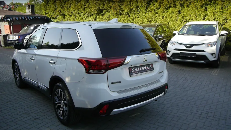 MITSUBISHI Outlander -