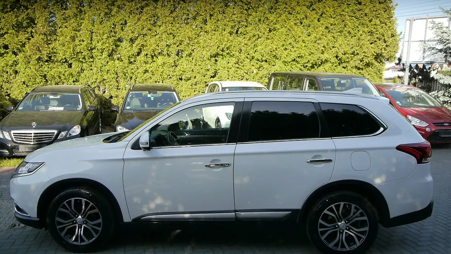 MITSUBISHI Outlander -