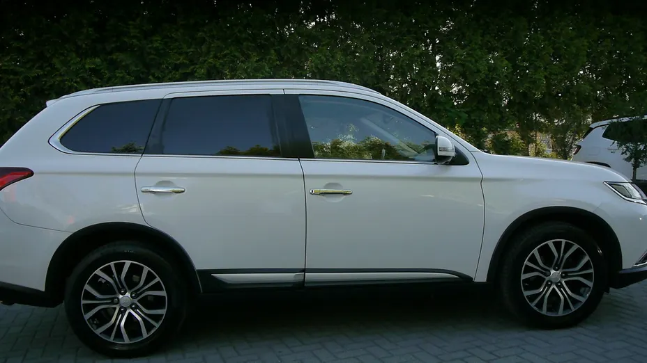 MITSUBISHI Outlander -