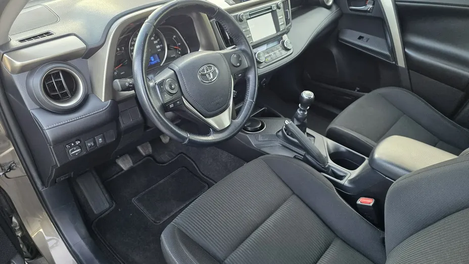 TOYOTA RAV4 -