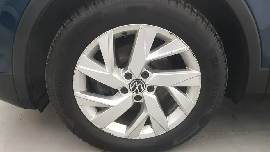 VOLKSWAGEN Tiguan -