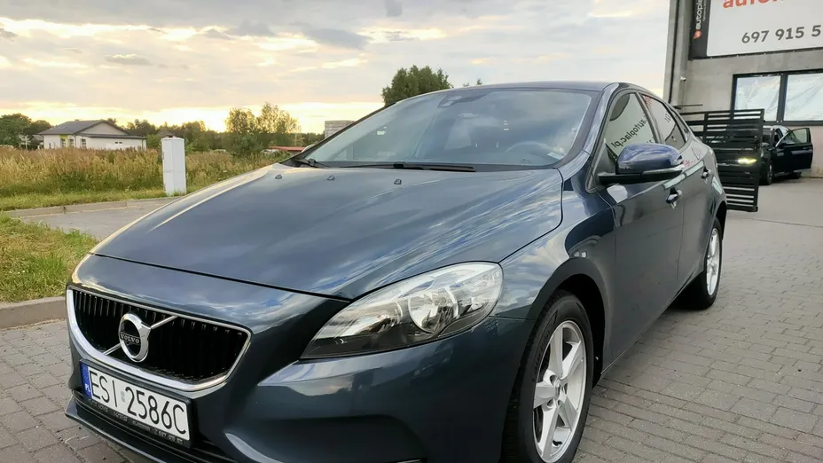 VOLVO V40 -