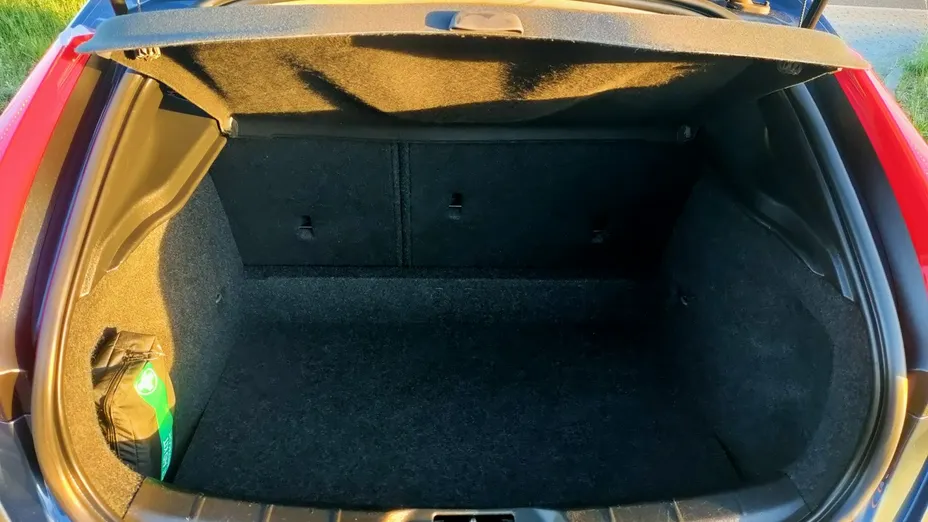 VOLVO V40 -