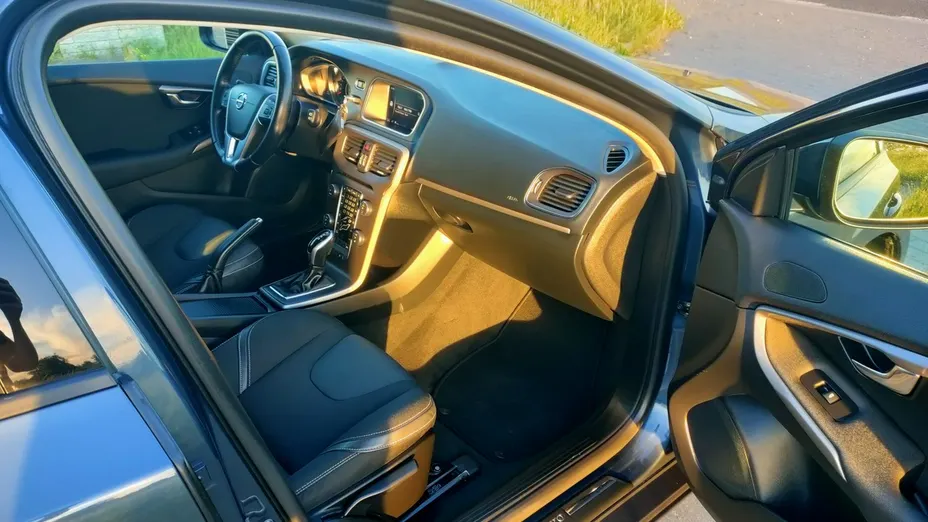 VOLVO V40 -
