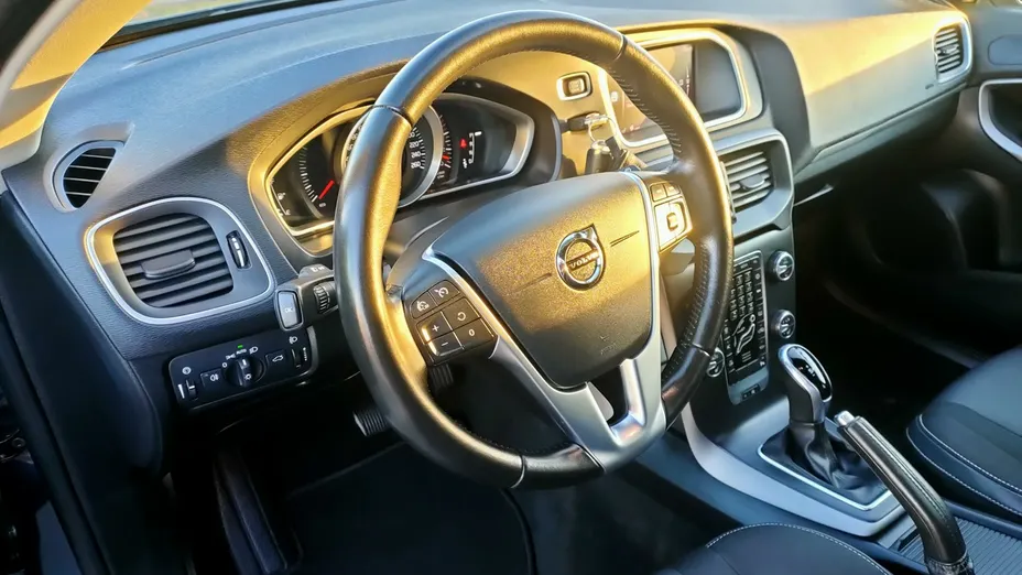 VOLVO V40 -