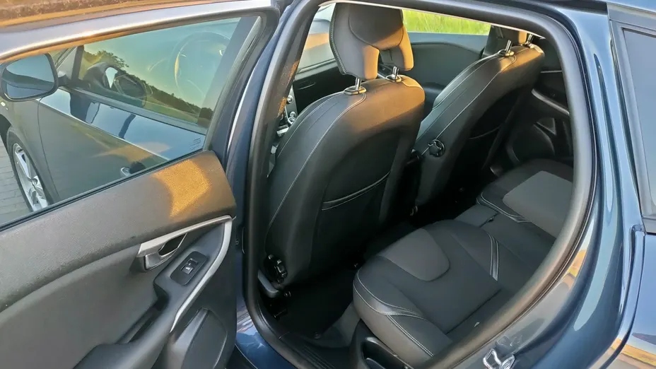 VOLVO V40 -