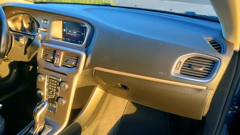 VOLVO V40 -