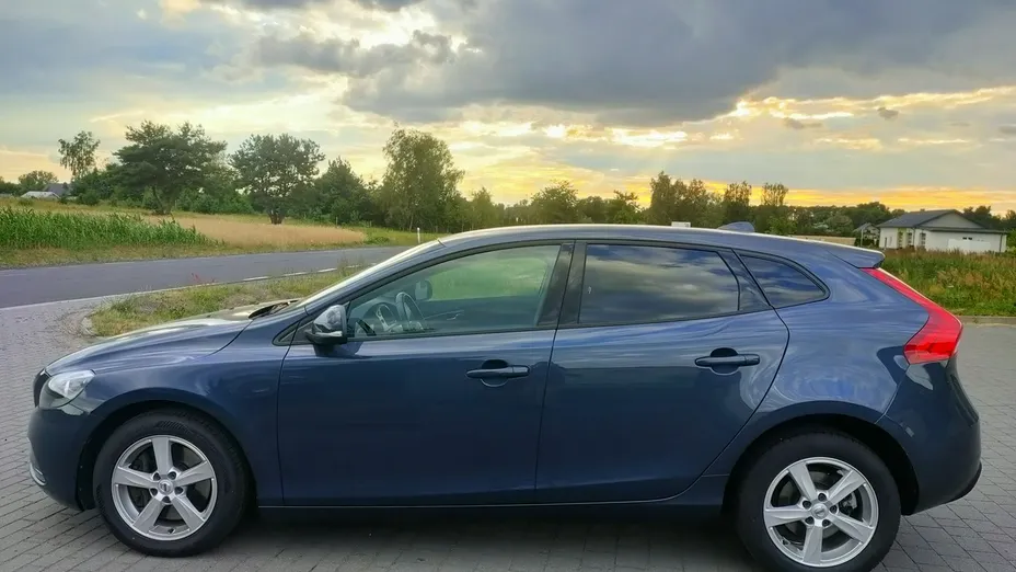VOLVO V40 -