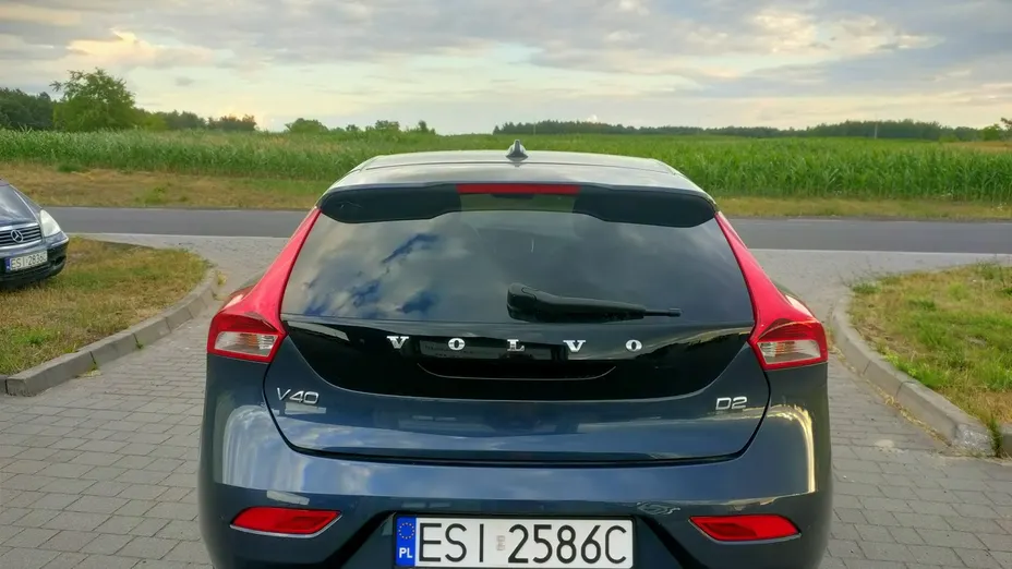 VOLVO V40 -