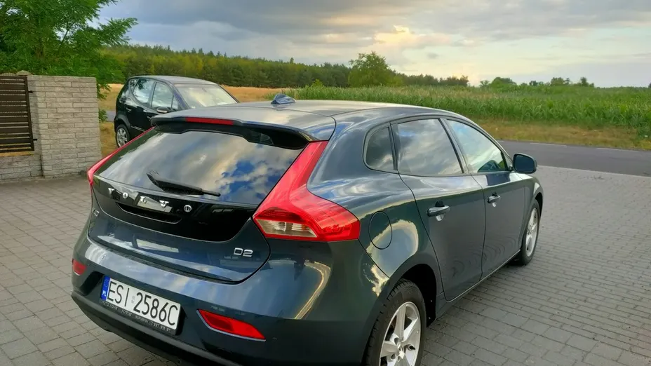 VOLVO V40 -