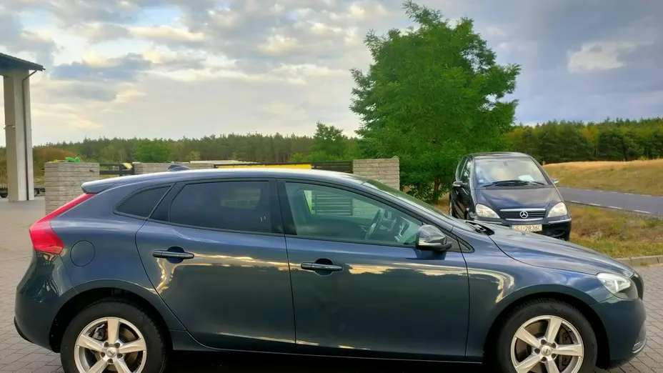 VOLVO V40 -