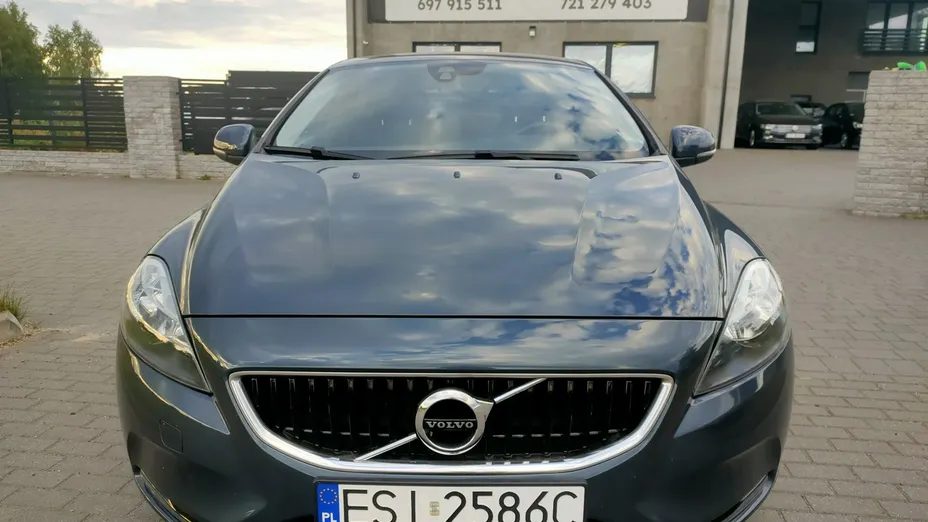 VOLVO V40 -