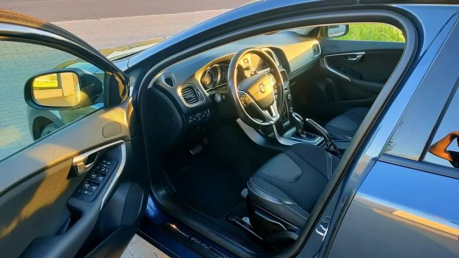 VOLVO V40 -