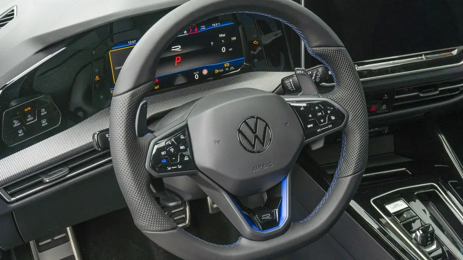 VOLKSWAGEN Golf -