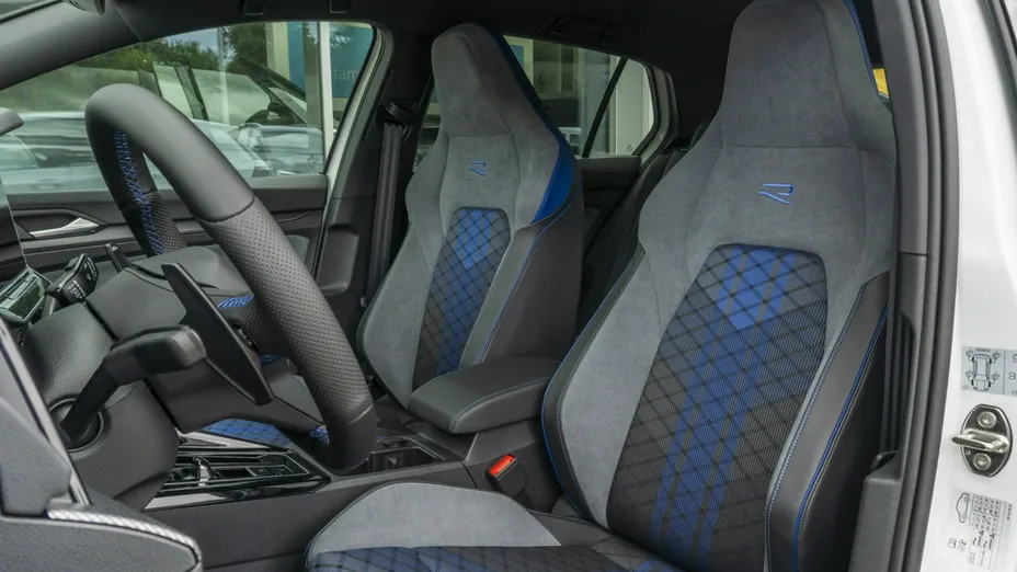 VOLKSWAGEN Golf -