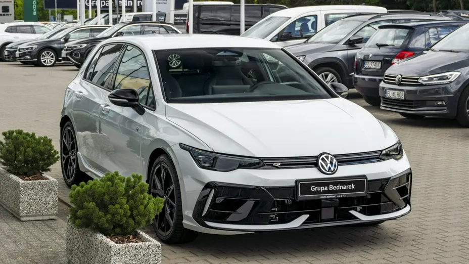 VOLKSWAGEN Golf -