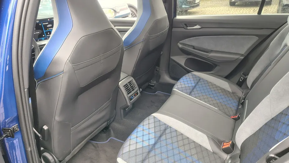 VOLKSWAGEN Golf -