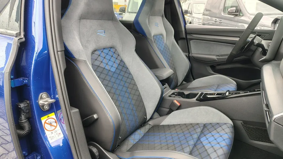 VOLKSWAGEN Golf -