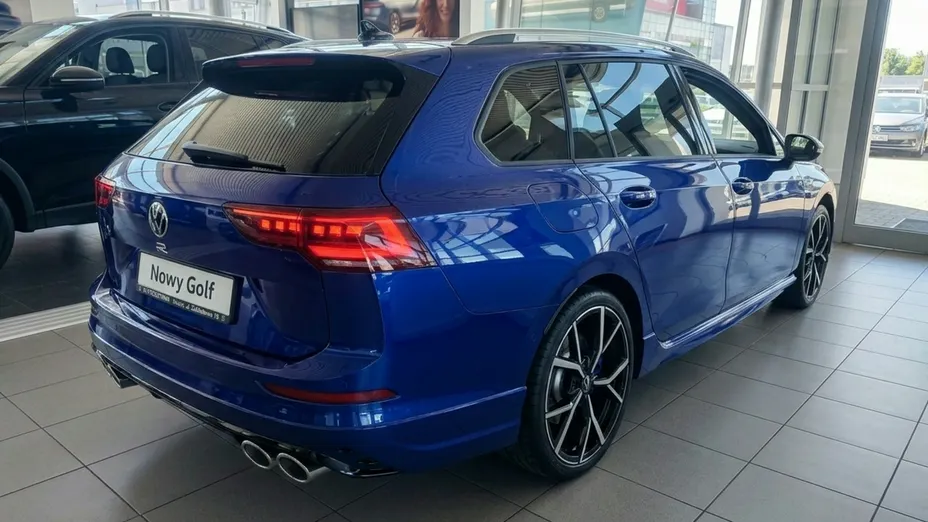 VOLKSWAGEN Golf -