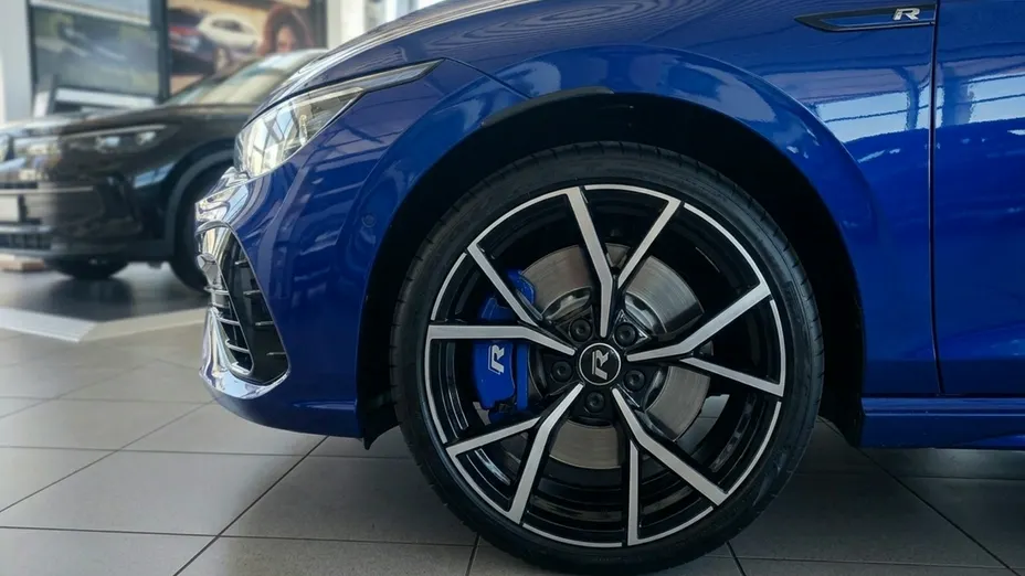 VOLKSWAGEN Golf -