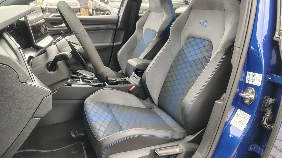 VOLKSWAGEN Golf -