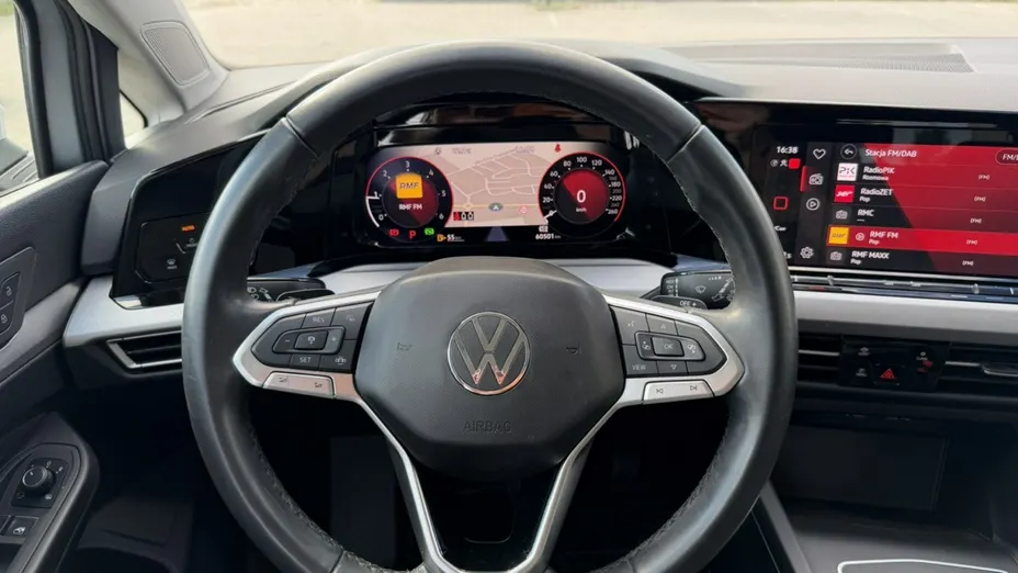 VOLKSWAGEN Golf -